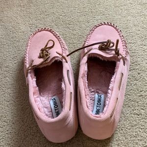 Minnetonka women’s slippers size 11 like new